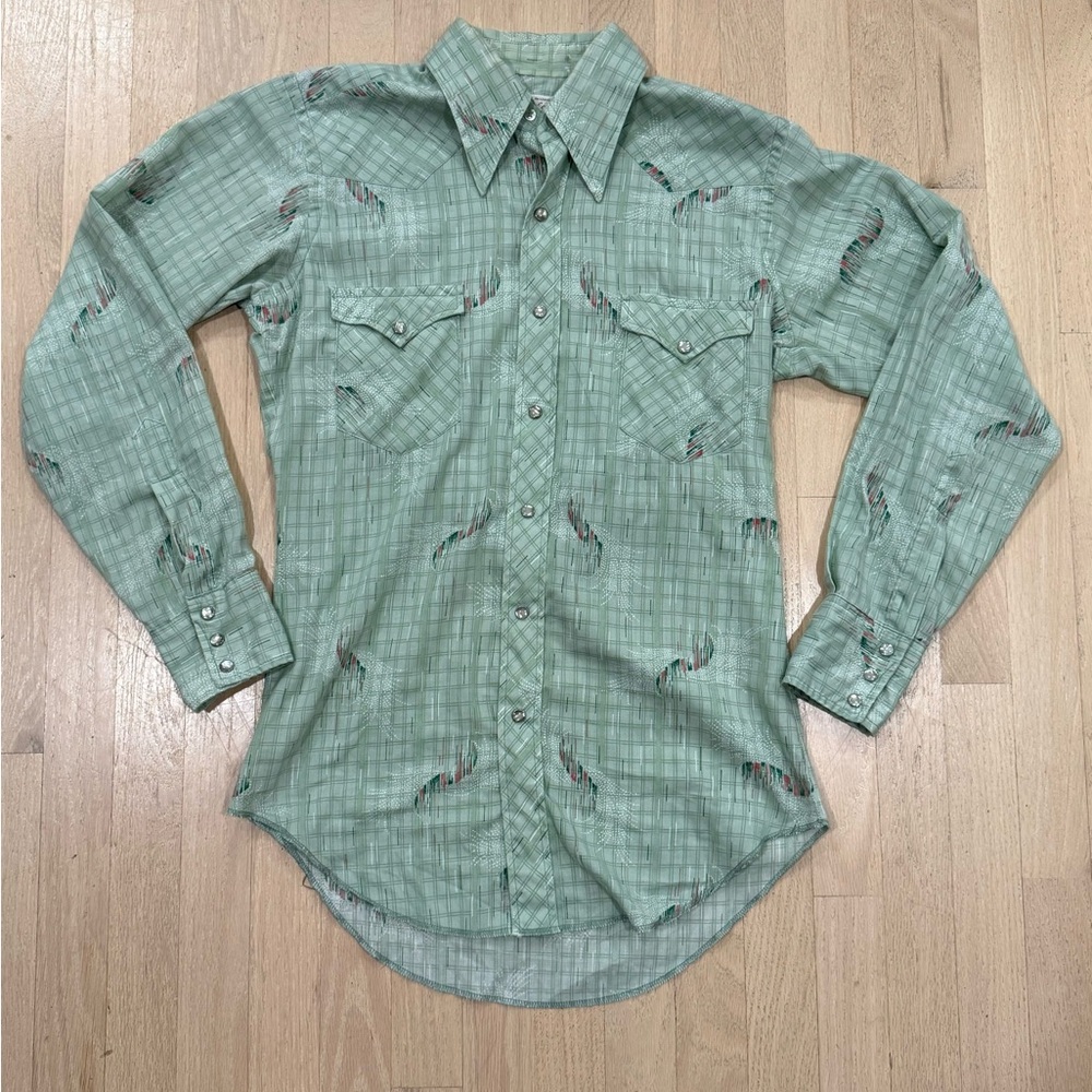 Vintage Wrangler pearl snap button down western shirt. Size S.